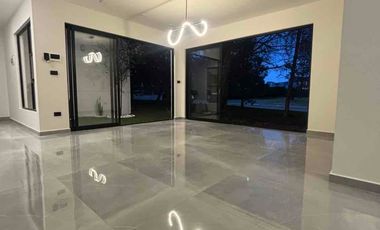 Hermosa casa contemporanea junto area verde