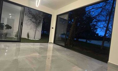 Hermosa casa contemporanea junto area verde