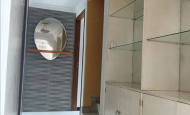 SE VENDE APARTAMENTO DE TRES NIVELES EXCELENTE OPORTUNIDAD