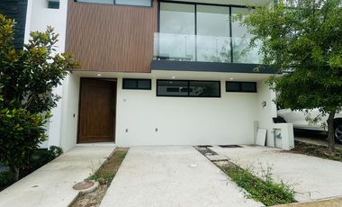 Casa en venta en Valle Imperial frente a parque
