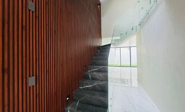 Casa en venta en Valle Imperial frente a parque
