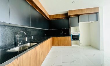 Casa en venta en Valle Imperial frente a parque