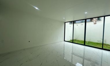Casa en venta en Valle Imperial frente a parque