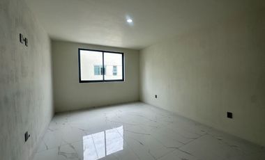 Casa en venta en Valle Imperial frente a parque