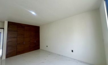 Casa en venta en Valle Imperial frente a parque