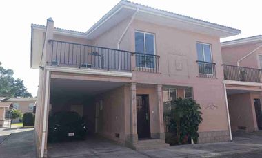 VENDO CASA DE DOS PLANTAS EN CONJUNTO HABITACIONAL DE CONOCOTO