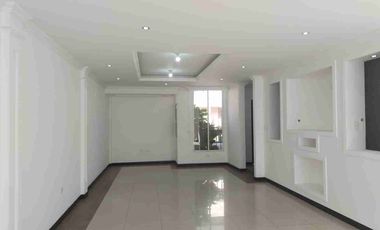 VENDO CASA DE DOS PLANTAS EN CONJUNTO HABITACIONAL DE CONOCOTO