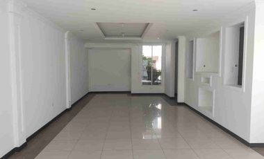 VENDO CASA DE DOS PLANTAS EN CONJUNTO HABITACIONAL DE CONOCOTO