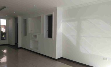 VENDO CASA DE DOS PLANTAS EN CONJUNTO HABITACIONAL DE CONOCOTO