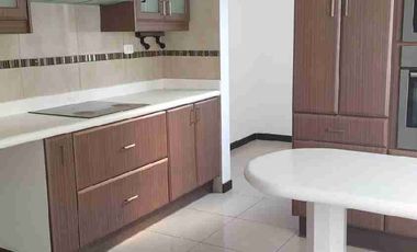 VENDO CASA DE DOS PLANTAS EN CONJUNTO HABITACIONAL DE CONOCOTO