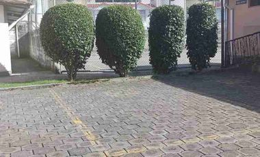 VENDO CASA DE DOS PLANTAS EN CONJUNTO HABITACIONAL DE CONOCOTO