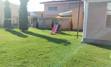 VENDO CASA DE DOS PLANTAS EN CONJUNTO HABITACIONAL DE CONOCOTO