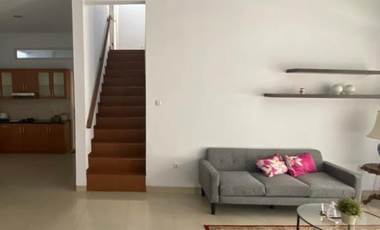 SEWA RUMAH CANTIK SEMI FURNISH AMPERA KEMANG 2 LANTAI JAKARTA SELATAN