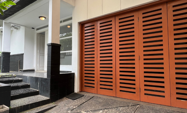 SEWA RUMAH CANTIK SEMI FURNISH AMPERA KEMANG 2 LANTAI JAKARTA SELATAN