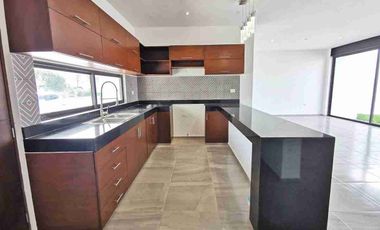 CASA DE UNA PLANTA CON PISCINA EN RENTA EN PRIVADA