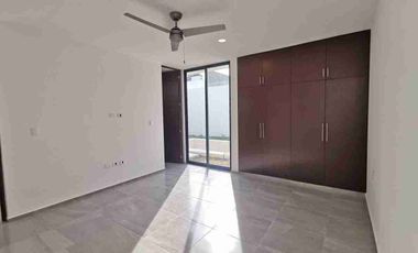 CASA DE UNA PLANTA CON PISCINA EN RENTA EN PRIVADA