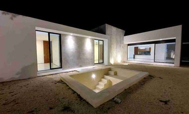 CASA DE UNA PLANTA CON PISCINA EN RENTA EN PRIVADA