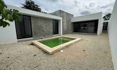 CASA DE UNA PLANTA CON PISCINA EN RENTA EN PRIVADA