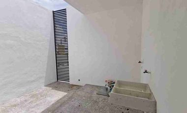 CASA DE UNA PLANTA CON PISCINA EN RENTA EN PRIVADA