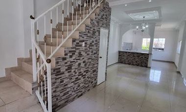 Casa en Alquiler en Urbanor, 2 Hab, 2 Baños, Parqueo, Norte de Guayaquil.