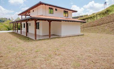 VENTA DE FINCA NUEVA Y LUJOSA DE 6.500 Mt2, CON VISTA A LAS MONTAÑAS Y NACIMIENTO DE AGUA, MARINILLA, ANTIOQUIA
