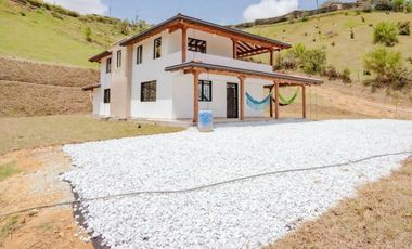 VENTA DE FINCA NUEVA Y LUJOSA DE 6.500 Mt2, CON VISTA A LAS MONTAÑAS Y NACIMIENTO DE AGUA, MARINILLA, ANTIOQUIA