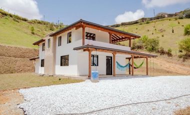 VENTA DE FINCA NUEVA Y LUJOSA DE 6.500 Mt2, CON VISTA A LAS MONTAÑAS Y NACIMIENTO DE AGUA, MARINILLA, ANTIOQUIA