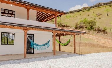 VENTA DE FINCA NUEVA Y LUJOSA DE 6.500 Mt2, CON VISTA A LAS MONTAÑAS Y NACIMIENTO DE AGUA, MARINILLA, ANTIOQUIA