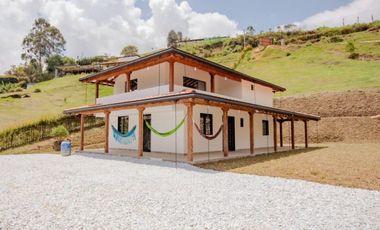 VENTA DE FINCA NUEVA Y LUJOSA DE 6.500 Mt2, CON VISTA A LAS MONTAÑAS Y NACIMIENTO DE AGUA, MARINILLA, ANTIOQUIA