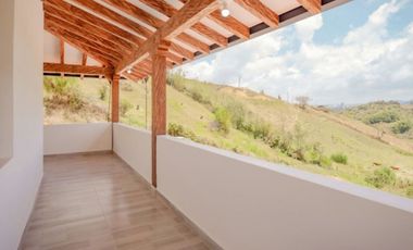 VENTA DE FINCA NUEVA Y LUJOSA DE 6.500 Mt2, CON VISTA A LAS MONTAÑAS Y NACIMIENTO DE AGUA, MARINILLA, ANTIOQUIA