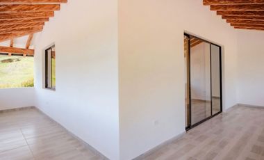 VENTA DE FINCA NUEVA Y LUJOSA DE 6.500 Mt2, CON VISTA A LAS MONTAÑAS Y NACIMIENTO DE AGUA, MARINILLA, ANTIOQUIA