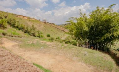 VENTA DE FINCA NUEVA Y LUJOSA DE 6.500 Mt2, CON VISTA A LAS MONTAÑAS Y NACIMIENTO DE AGUA, MARINILLA, ANTIOQUIA