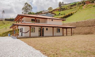 VENTA DE FINCA NUEVA Y LUJOSA DE 6.500 Mt2, CON VISTA A LAS MONTAÑAS Y NACIMIENTO DE AGUA, MARINILLA, ANTIOQUIA
