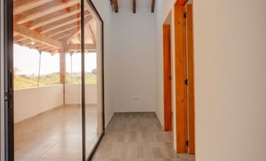 VENTA DE FINCA NUEVA Y LUJOSA DE 6.500 Mt2, CON VISTA A LAS MONTAÑAS Y NACIMIENTO DE AGUA, MARINILLA, ANTIOQUIA