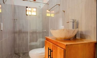 VENTA DE FINCA NUEVA Y LUJOSA DE 6.500 Mt2, CON VISTA A LAS MONTAÑAS Y NACIMIENTO DE AGUA, MARINILLA, ANTIOQUIA