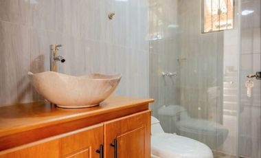 VENTA DE FINCA NUEVA Y LUJOSA DE 6.500 Mt2, CON VISTA A LAS MONTAÑAS Y NACIMIENTO DE AGUA, MARINILLA, ANTIOQUIA