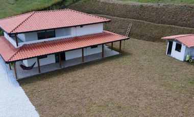 VENTA DE FINCA NUEVA Y LUJOSA DE 6.500 Mt2, CON VISTA A LAS MONTAÑAS Y NACIMIENTO DE AGUA, MARINILLA, ANTIOQUIA