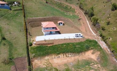 VENTA DE FINCA NUEVA Y LUJOSA DE 6.500 Mt2, CON VISTA A LAS MONTAÑAS Y NACIMIENTO DE AGUA, MARINILLA, ANTIOQUIA