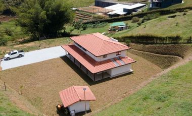 VENTA DE FINCA NUEVA Y LUJOSA DE 6.500 Mt2, CON VISTA A LAS MONTAÑAS Y NACIMIENTO DE AGUA, MARINILLA, ANTIOQUIA