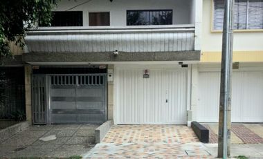VENTA DE CASA EN SEGUNDO PISO, DE 170 MT2 PARA VIVIR O PARA OFICINAS POR PUNTO ESTRATÉGICO, EN LAURELES, MEDELLIN, ANTIOQUIA