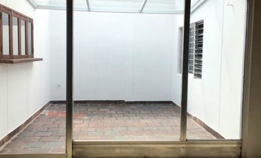 VENTA DE CASA EN SEGUNDO PISO, DE 170 MT2 PARA VIVIR O PARA OFICINAS POR PUNTO ESTRATÉGICO, EN LAURELES, MEDELLIN, ANTIOQUIA