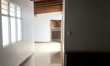 VENTA DE CASA EN SEGUNDO PISO, DE 170 MT2 PARA VIVIR O PARA OFICINAS POR PUNTO ESTRATÉGICO, EN LAURELES, MEDELLIN, ANTIOQUIA