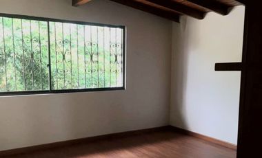 VENTA DE CASA EN SEGUNDO PISO, DE 170 MT2 PARA VIVIR O PARA OFICINAS POR PUNTO ESTRATÉGICO, EN LAURELES, MEDELLIN, ANTIOQUIA