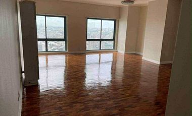 Penthouse Unit + 1 parking slot WEST OF AYALA Condominium Gil Puyat Ave, Makati City For Sale