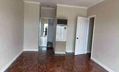 Penthouse Unit + 1 parking slot WEST OF AYALA Condominium Gil Puyat Ave, Makati City For Sale