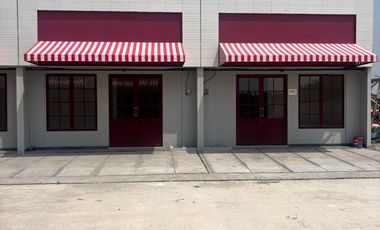 RUMAH READY STOCK SIAP HUNI DAN SIAP USAHA LOKASI DEPAN JALAN UTAMA PERUMAHAN