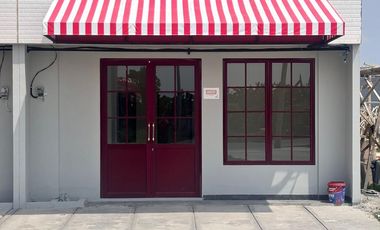 RUMAH READY STOCK SIAP HUNI DAN SIAP USAHA LOKASI DEPAN JALAN UTAMA PERUMAHAN