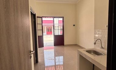 RUMAH READY STOCK SIAP HUNI DAN SIAP USAHA LOKASI DEPAN JALAN UTAMA PERUMAHAN