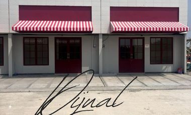 RUMAH READY STOCK SIAP HUNI DAN SIAP USAHA LOKASI DEPAN JALAN UTAMA PERUMAHAN