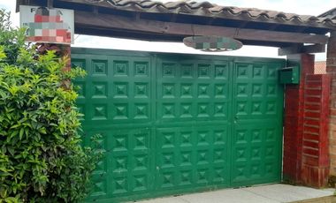 VENTA DE ACOGEDORA FINCA DE DESCANSO, CON ARBOLES FRUTALES, ESCRITURA AL 100%, CERCA A RIONEGRO, MARINILLA, ANTIOQUIA